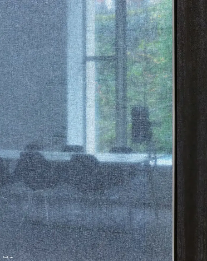 Detail textilnej štruktúrovanej fólie na skle (Buckram)